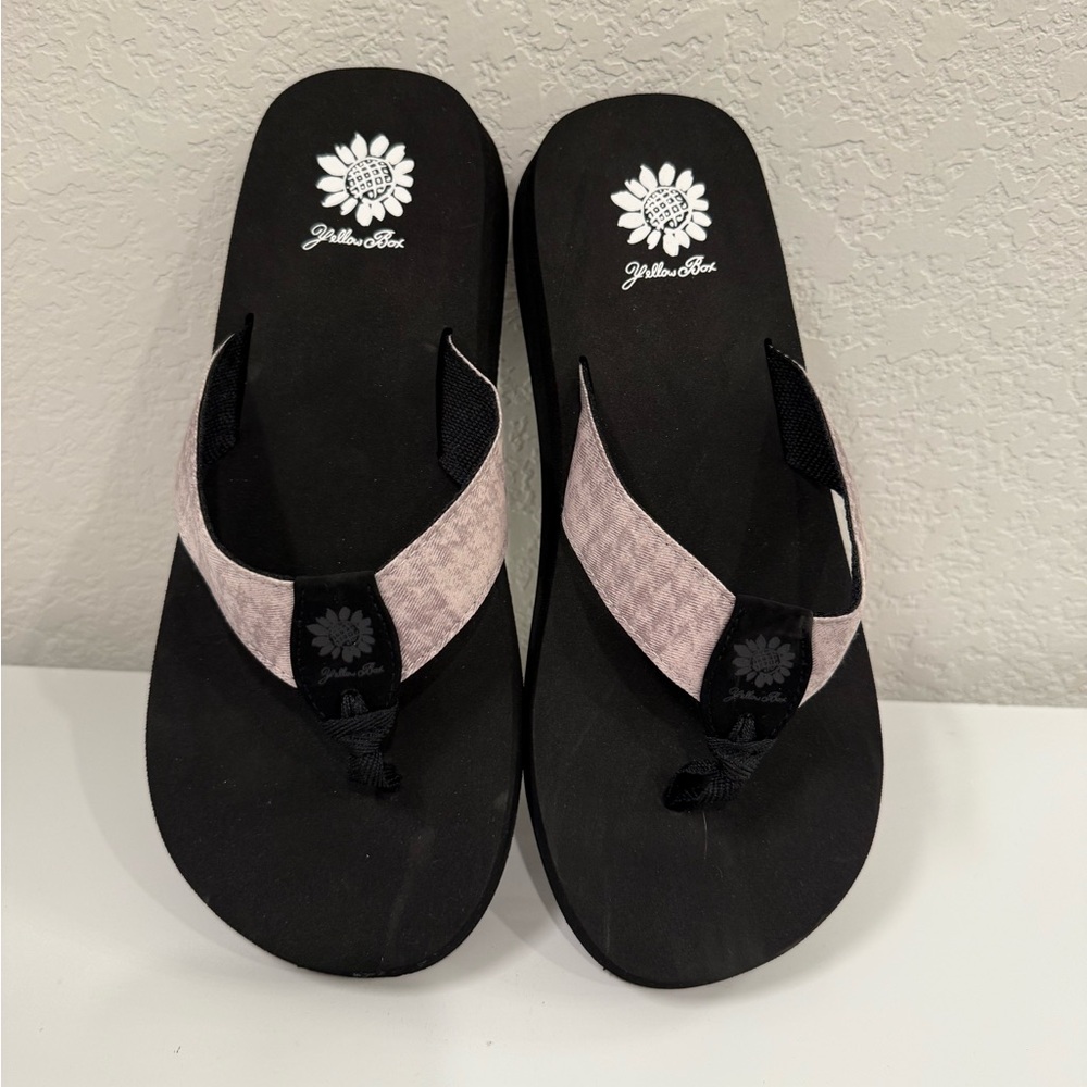 NWOB Yellow box sandals gray houndstooth print - Picture 2 of 3